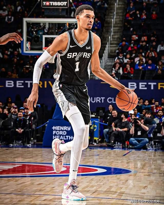22岁文班亚马挺进MVP领奖台：外星人般统治力引领